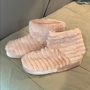 Amazon Women's Cream Fuzzy Slippers